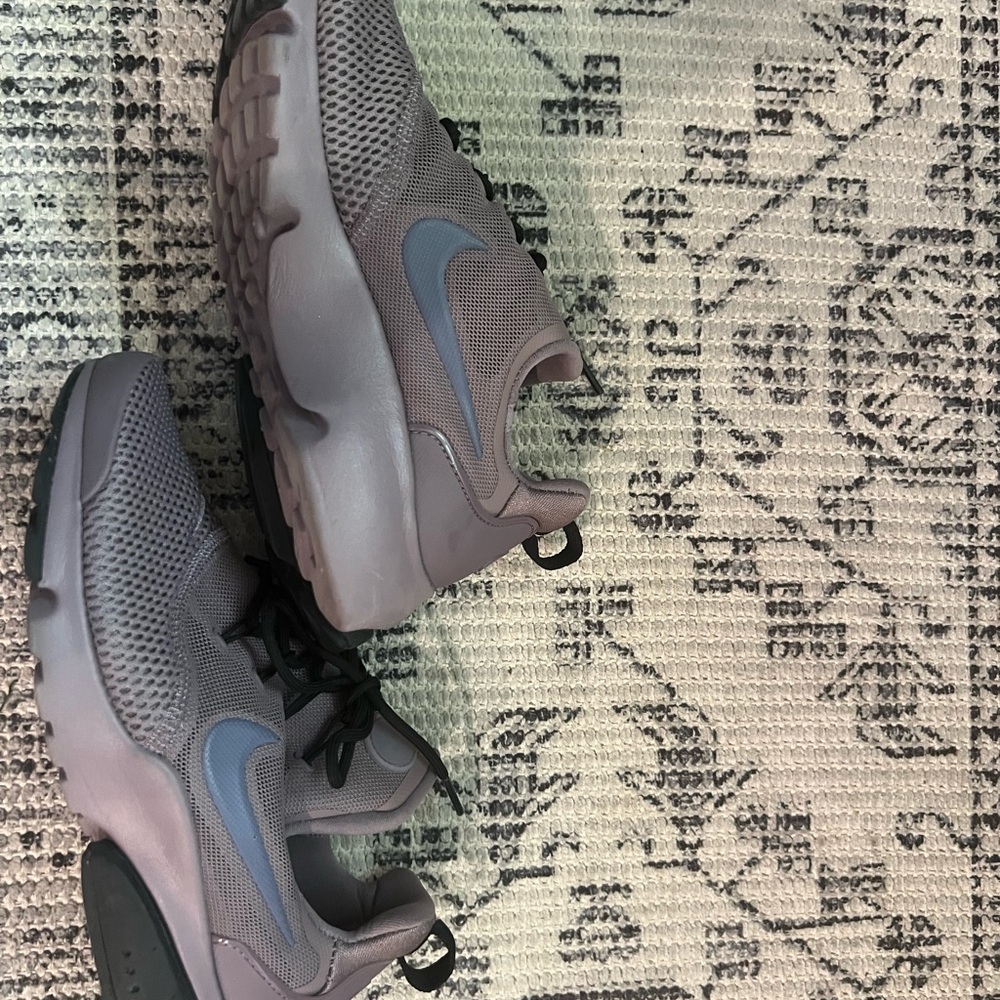 Nike - Picture 2 of 3
